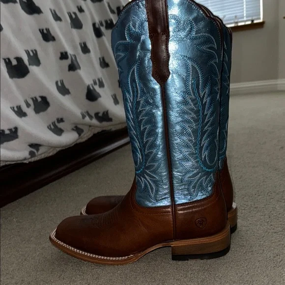 Ariat Women's Frontier Tilly Western Boots - Broad Square Toe and low heel - Picture 2 of 5